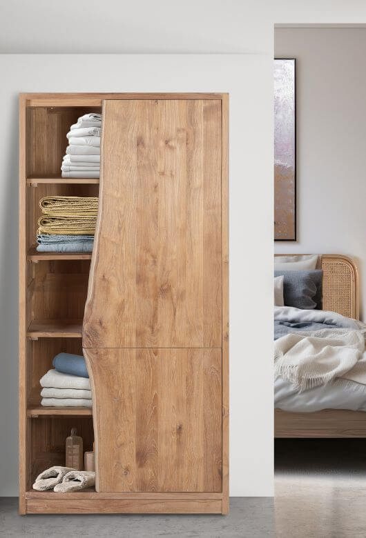 Sumérgete en nuestra selección de armarios al estilo rústico colonial, confeccionados con robusta madera maciza para brindar elegancia y funcionalidad a tu hogar
